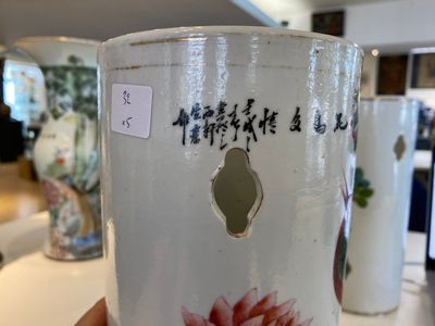 Trois porte-chapeaux et une paire de vases de forme 'gu' en porcelaine de Chine qianjiang cai, 19/20ème — photo 5