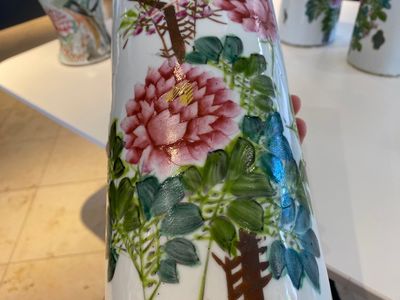 Trois porte-chapeaux et une paire de vases de forme 'gu' en porcelaine de Chine qianjiang cai, 19/20ème — photo 10