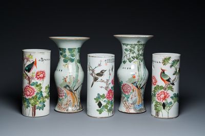 Trois porte-chapeaux et une paire de vases de forme 'gu' en porcelaine de Chine qianjiang cai, 19/20ème
