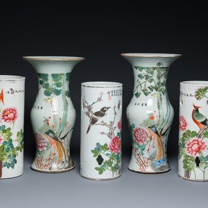Trois porte-chapeaux et une paire de vases de forme 'gu' en porcelaine de Chine qianjiang cai, 19/20ème — photo 1