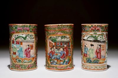 Trois pots à pinceaux reticulés en porcelaine de Chine de Canton famille rose, 19ème