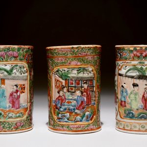 Trois pots à pinceaux reticulés en porcelaine de Chine de Canton famille rose, 19ème — photo 1