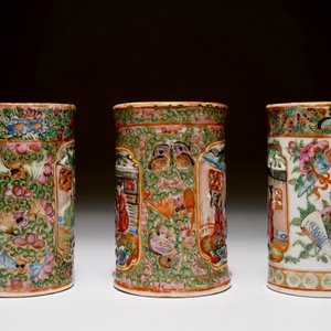 Trois pots à pinceaux reticulés en porcelaine de Chine de Canton famille rose, 19ème — photo 4