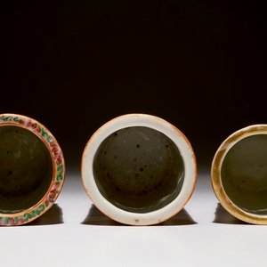 Trois pots à pinceaux reticulés en porcelaine de Chine de Canton famille rose, 19ème — photo 5