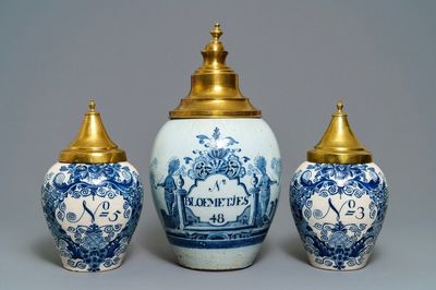 Trois pots à tabac en faïence de Delft bleu et blanc, 18ème