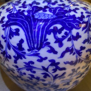 Trois pots couverts en porcelaine de Chine en bleu et blanc à décor de rinceaux floraux, 19ème — photo 12