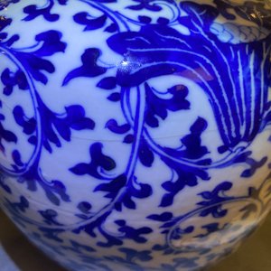 Trois pots couverts en porcelaine de Chine en bleu et blanc à décor de rinceaux floraux, 19ème — photo 13