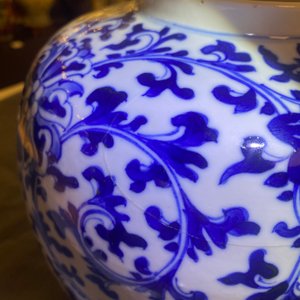 Trois pots couverts en porcelaine de Chine en bleu et blanc à décor de rinceaux floraux, 19ème — photo 14