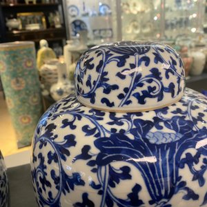 Trois pots couverts en porcelaine de Chine en bleu et blanc à décor de rinceaux floraux, 19ème — photo 19