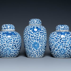 Trois pots couverts en porcelaine de Chine en bleu et blanc à décor de rinceaux floraux, 19ème — photo 2