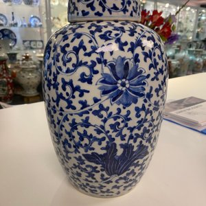 Trois pots couverts en porcelaine de Chine en bleu et blanc à décor de rinceaux floraux, 19ème — photo 22