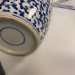 Trois pots couverts en porcelaine de Chine en bleu et blanc à décor de rinceaux floraux, 19ème — photo 24
