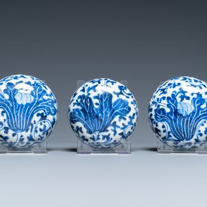 Trois pots couverts en porcelaine de Chine en bleu et blanc à décor de rinceaux floraux, 19ème — photo 8
