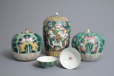 Trois pots couverts et deux bols en porcelaine de Chine famille rose, 19ème