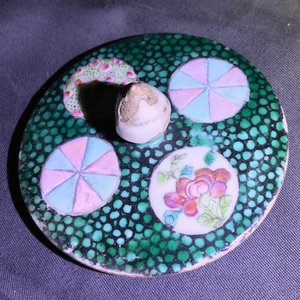 Trois pots couverts et deux bols en porcelaine de Chine famille rose, 19ème — photo 14