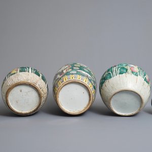 Trois pots couverts et deux bols en porcelaine de Chine famille rose, 19ème — photo 2