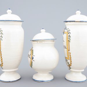 Trois pots de pharmacie couverts polychromes, Haguenau, France, 18ème — photo 4