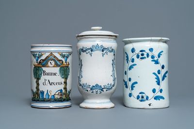 Trois pots de pharmacie de type albarello en faïence polychrome et bleu et blanc, France, 2ème moitié du 18ème