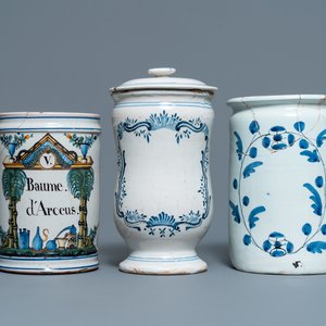 Trois pots de pharmacie de type albarello en faïence polychrome et bleu et blanc, France, 2ème moitié du 18ème — photo 1