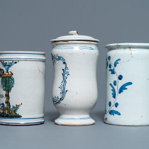 Trois pots de pharmacie de type albarello en faïence polychrome et bleu et blanc, France, 2ème moitié du 18ème — photo 4