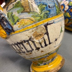 Trois pots de pharmacie en majolique italienne, 16/18ème — photo 25