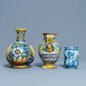 Trois pots de pharmacie en majolique italienne, 16/18ème — photo 3