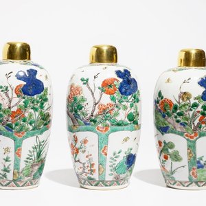Trois pots en porcelaine de Chine famille verte aux couvercles en métal doré, Kangxi — photo 1