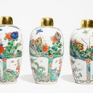 Trois pots en porcelaine de Chine famille verte aux couvercles en métal doré, Kangxi — photo 3