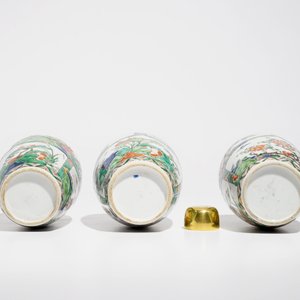 Trois pots en porcelaine de Chine famille verte aux couvercles en métal doré, Kangxi — photo 6