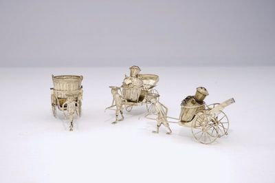 Trois pousse-pousses pour poivre, sel et moutarde en argent, Chine, 19ème
