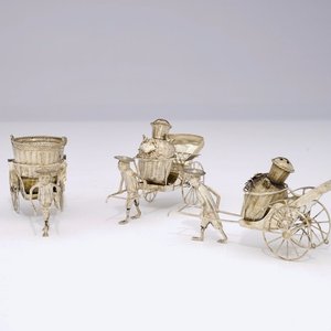 Trois pousse-pousses pour poivre, sel et moutarde en argent, Chine, 19ème — photo 1