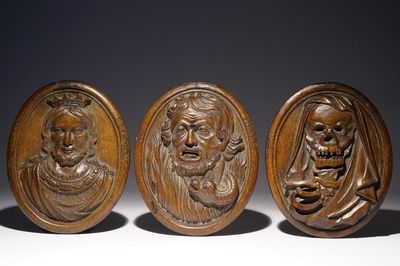 Trois représentations allégoriques de "La Gloire", "L'enfer" et "La Mort" en bois sculpté, Flandres, 17ème