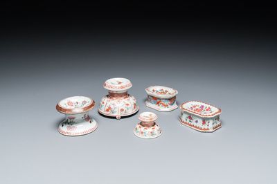 Trois salerons en porcelaine de Chine famille rose et deux surdécorés aux Pays-Bas, Kangxi/Qianlong
