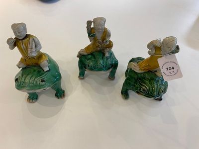 Trois sculptures de Liu Hai sur le crapaud en biscuit émaillé vert, Chine, Kangxi — photo 1