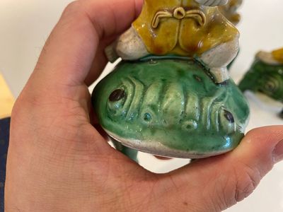 Trois sculptures de Liu Hai sur le crapaud en biscuit émaillé vert, Chine, Kangxi — photo 4