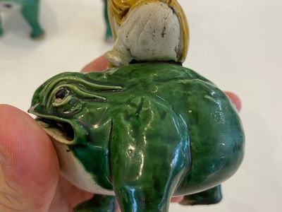 Trois sculptures de Liu Hai sur le crapaud en biscuit émaillé vert, Chine, Kangxi — photo 8