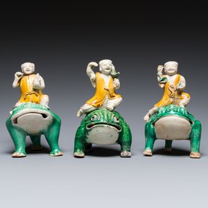 Trois sculptures de Liu Hai sur le crapaud en biscuit émaillé vert, Chine, Kangxi — photo 2