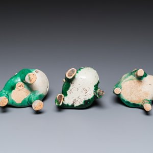 Trois sculptures de Liu Hai sur le crapaud en biscuit émaillé vert, Chine, Kangxi — photo 6