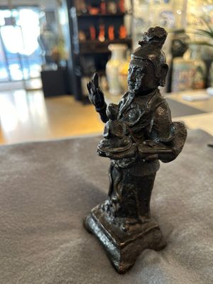 Trois sculptures en bronze figurant Guanyu, Li Jing et un fonctionnaire, Chine, Ming — photo 15