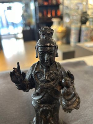 Trois sculptures en bronze figurant Guanyu, Li Jing et un fonctionnaire, Chine, Ming — photo 16