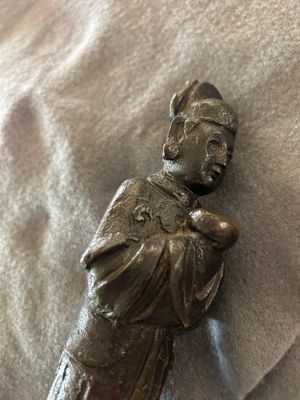 Trois sculptures en bronze figurant Guanyu, Li Jing et un fonctionnaire, Chine, Ming — photo 28