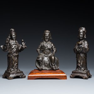 Trois sculptures en bronze figurant Guanyu, Li Jing et un fonctionnaire, Chine, Ming — photo 2