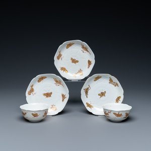 Trois soucoupes et deux tasses en porcelaine de Chine en rouge de fer et doré à décor de papillons, Yongzheng — photo 1
