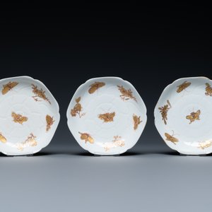Trois soucoupes et deux tasses en porcelaine de Chine en rouge de fer et doré à décor de papillons, Yongzheng — photo 2