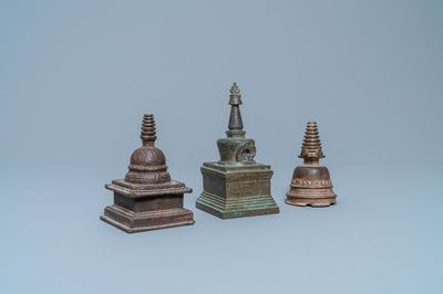 Trois stupas en bronze, Tibet, 16/18ème