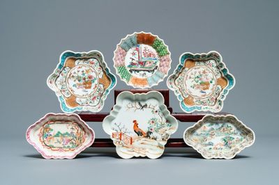 Trois supports de théières, deux repose-cuillères et une soucoupe en porcelaine de Chine famille rose, Yongzheng/Qianlong