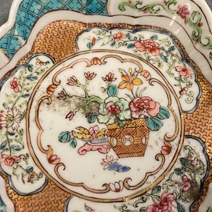 Trois supports de théières, deux repose-cuillères et une soucoupe en porcelaine de Chine famille rose, Yongzheng/Qianlong — photo 8