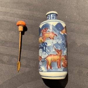 Trois tabatières en porcelaine de Chine bleu, blanc et rouge, marques de Yongzheng, 19ème — photo 13