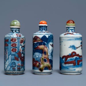 Trois tabatières en porcelaine de Chine bleu, blanc et rouge, marques de Yongzheng, 19ème — photo 2