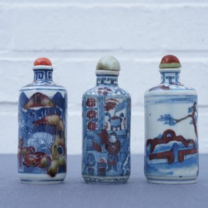 Trois tabatières en porcelaine de Chine bleu, blanc et rouge, marques de Yongzheng, 19ème — photo 6